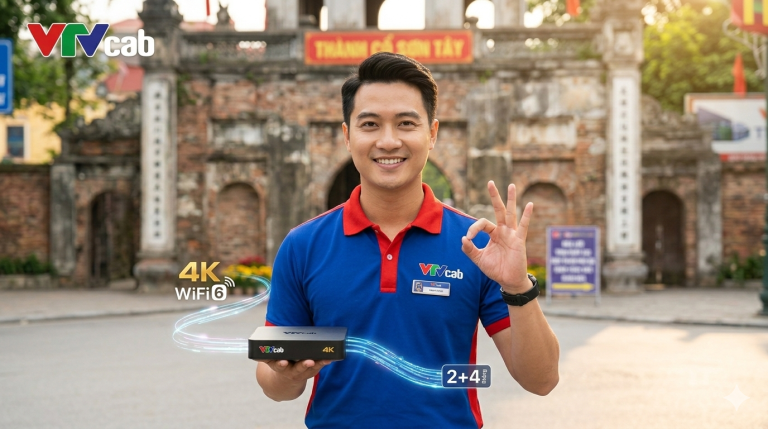 Nhân viên VTVcab giới thiệu bộ thiết bị internet wifi và đầu thu truyền hình 4K trước cổng Thành cổ Sơn Tây.